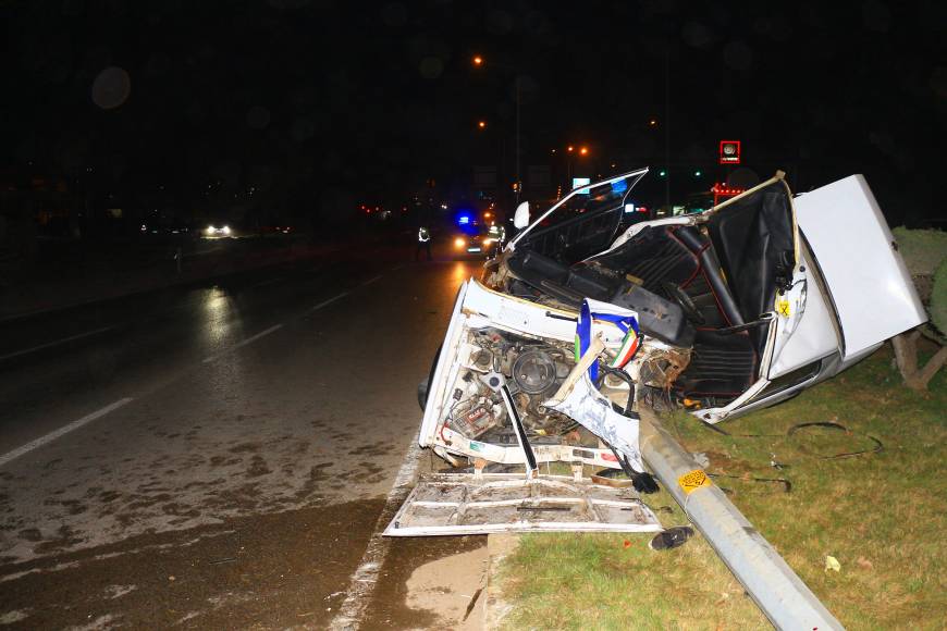 Tokat’ta otomobil elektrik direğine çarptı: 2 yaralı