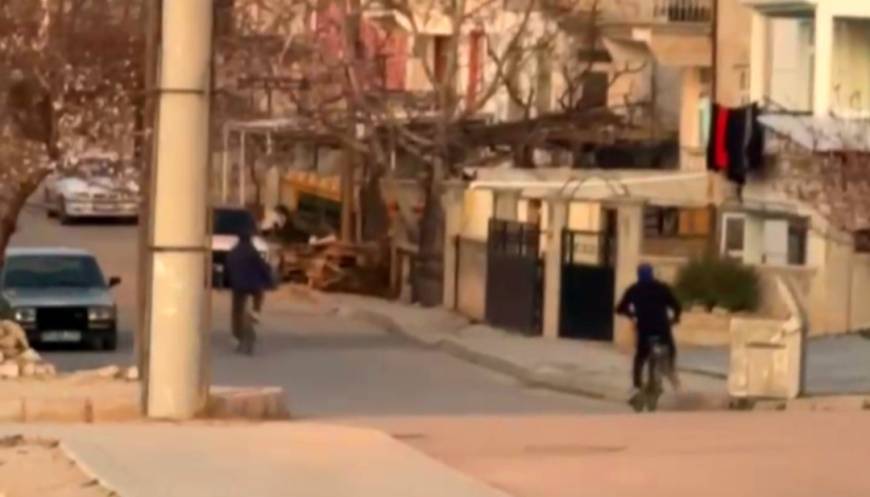 Molotoflu saldırganlar kameraya yakalandı