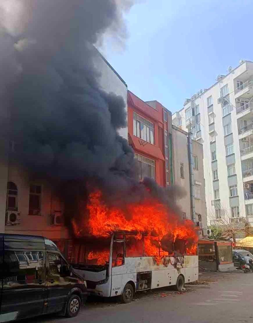 Park halindeki otobüs 'yakıldı' iddiası