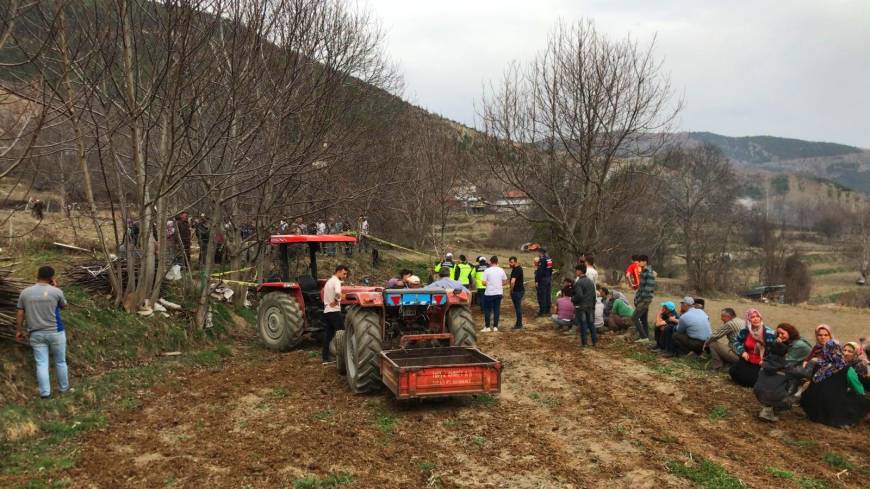 Devrilen traktörün altında kalan sürücüsü öldü