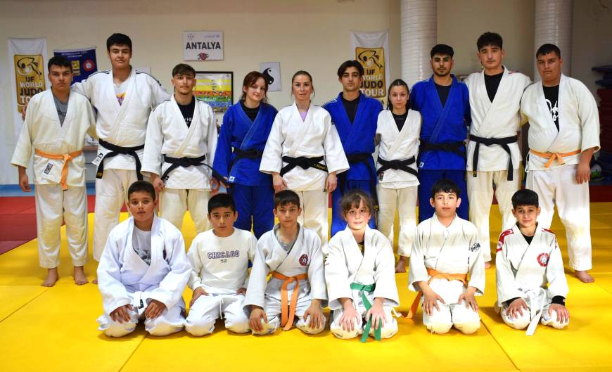 Ortaokulda başladıkları judoyu, üniversite hayatlarına taşıdılar