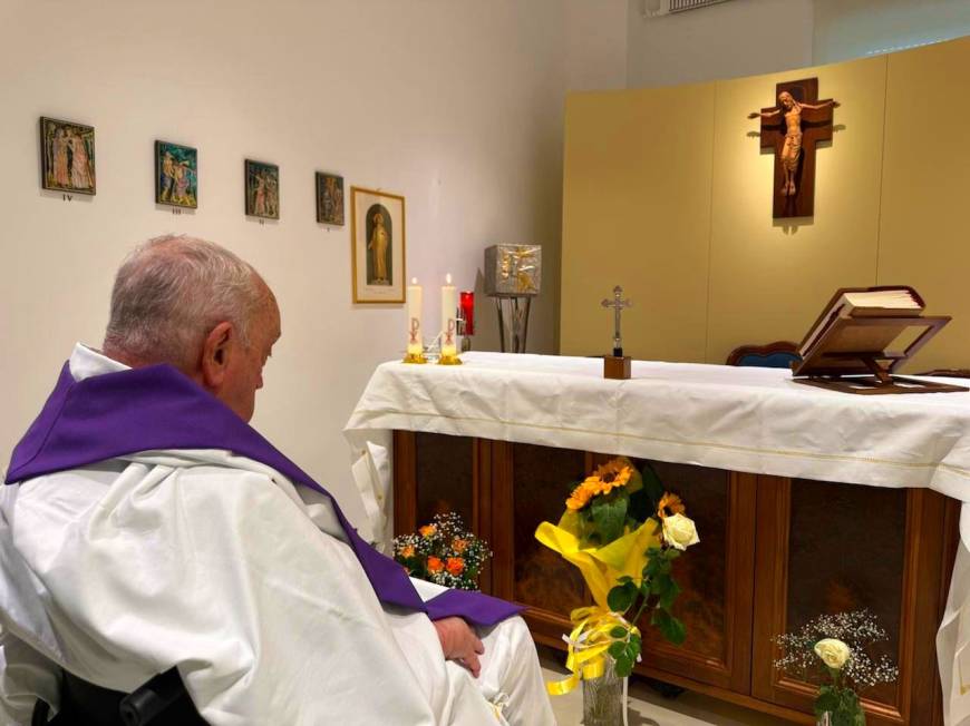 Vatikan, Papa Franciscus'un hastanede çekilen fotoğrafını paylaştı