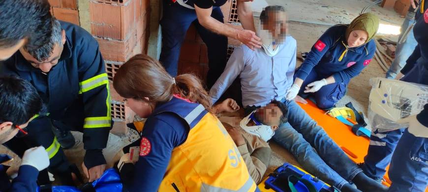 Nusaybin’de cami inşaatının iskelesi çöktü: 2 işçi ağır yaralı