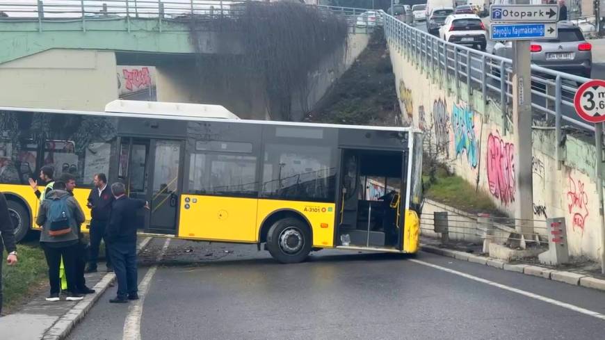 İstanbul- Beyoğlu'nda İETT otobüsü kaza yaptı, yol trafiğe kapandı -1