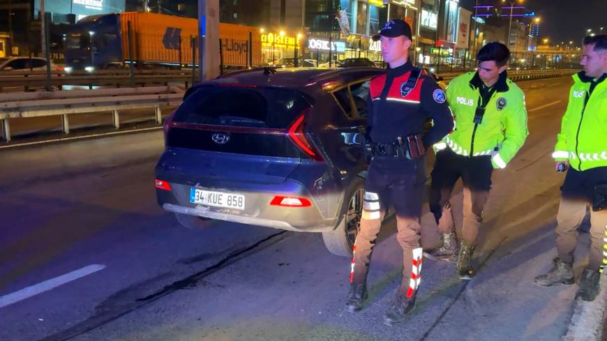 İstanbul - Esenyurt'ta otomobil ile polisten kaçan 3 şüpheli Avcılar'da havaya ateş açılarak durduruldu