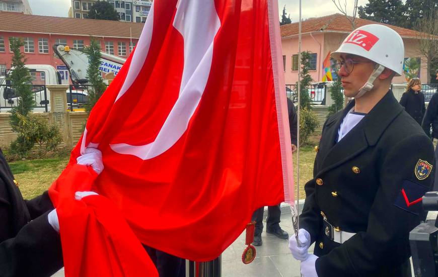 Çanakkale Deniz Zaferi'nin 110'uncu yılı kutlamaları; altın madalyalı bayrak göndere çekildi