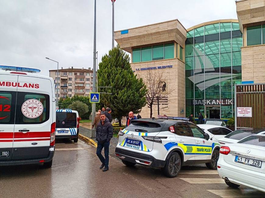 Karamürsel Belediyesi'nde 'ihale' kavgası; 2 kişi bıçaklandı