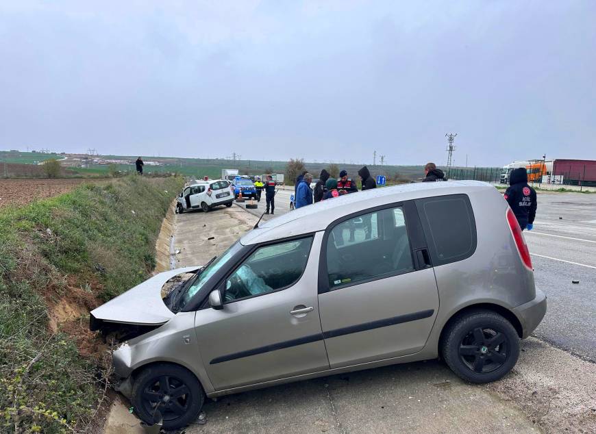 Edirne'de iki otomobil çarpıştı; 5 yaralı