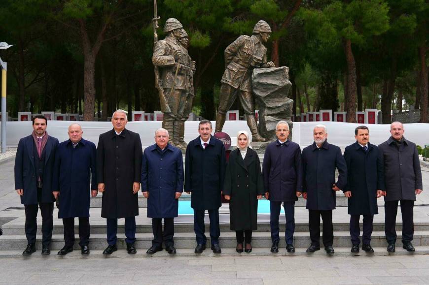 Çanakkale Deniz Zaferi'nin 110'uncu yılı kutlamaları; altın madalyalı bayrak göndere çekildi / Ek fotoğraflar