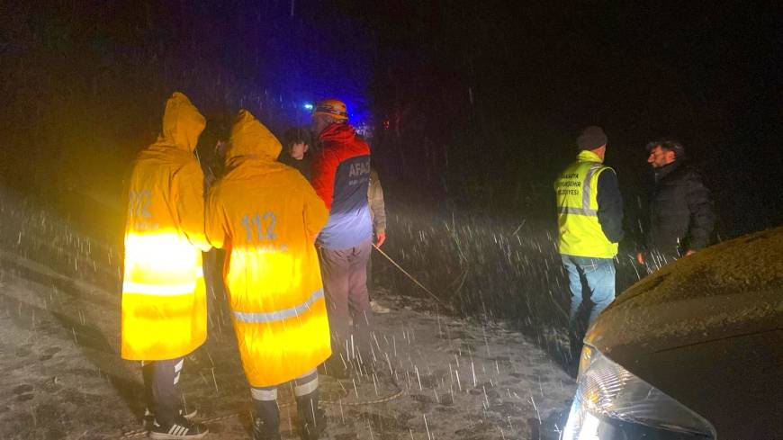 Sakarya'da uçuruma düşen otomobilde sıkışan sürücü halat yardımıyla kurtarıldı