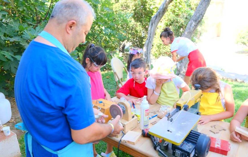 Ahşap oyuncak ustası, zanaatını çocuklara aktarıyor