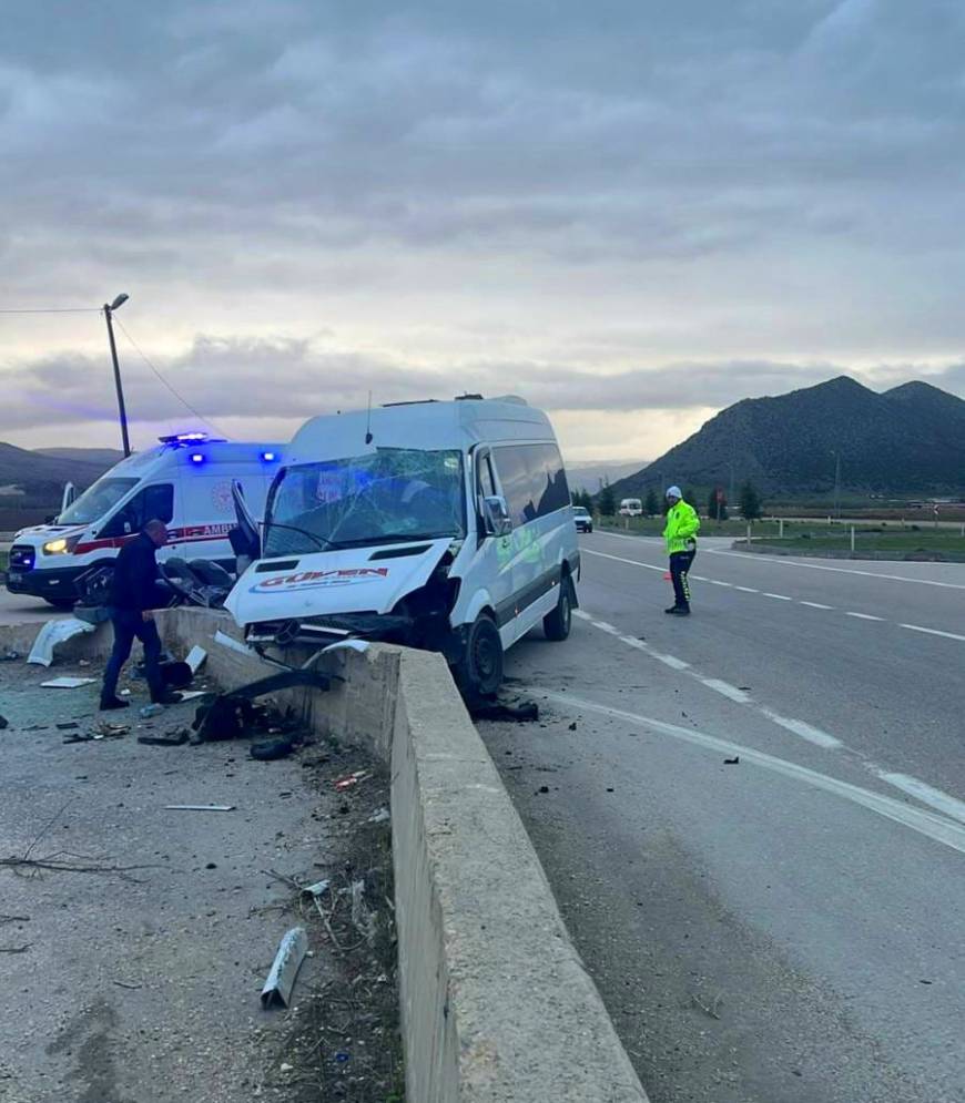 İşçileri taşıyan minibüs, beton bariyere çarptı; 21 yaralı