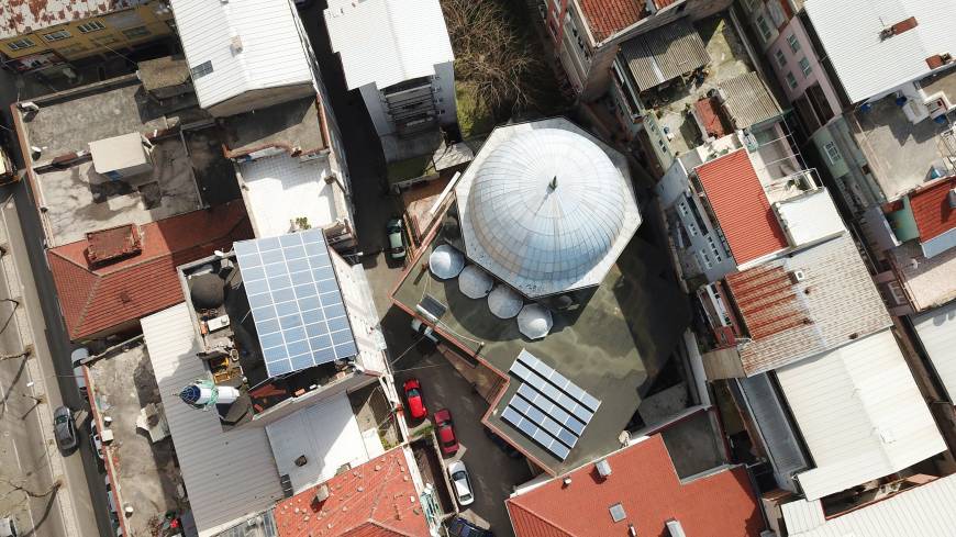 Güneş panelleri ile kendi elektriği üretilen caminin fazla enerjisi satılıyor