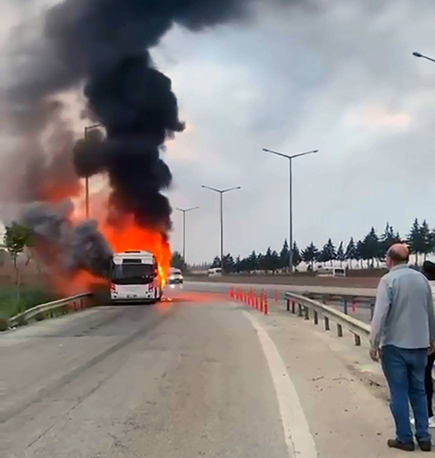 Seyir halindeyken alev alan belediye otobüsü yandı