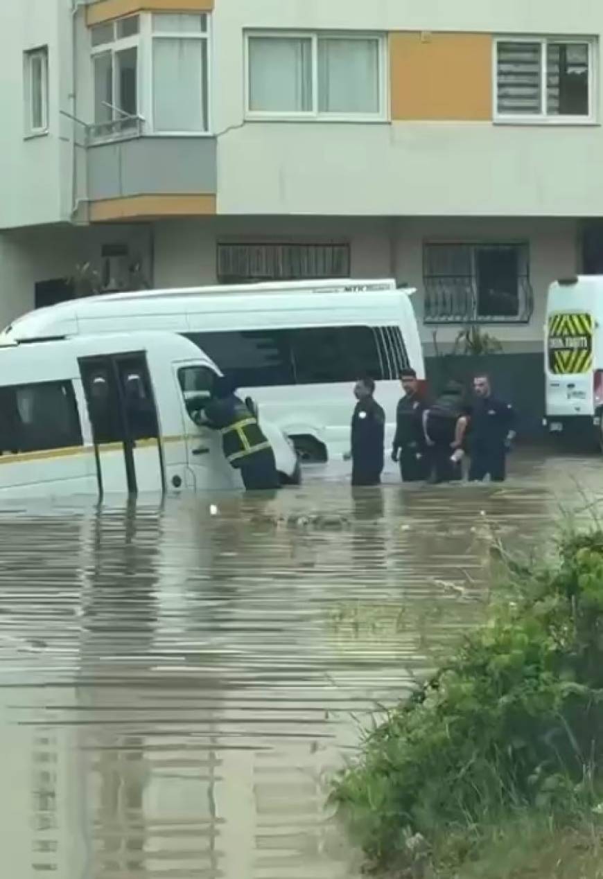 Adana'da sağanak hazırlıksız yakaladı; serviste mahsur kalan öğrencileri itfaiye kurtardı