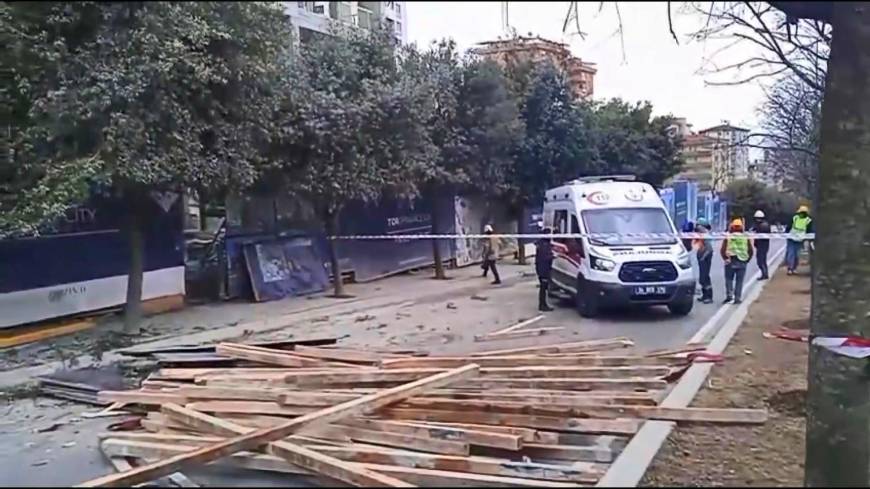 İstanbul - Ümraniye'de inşaat iskelesi çöktü: 2 işçi ağır yaralandı 