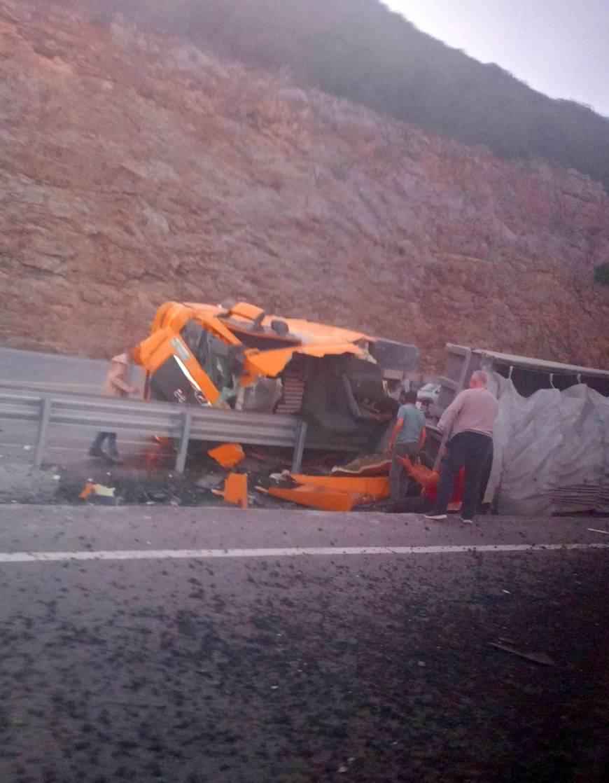 Refüje devrilen TIR'daki 2 kişi öldü