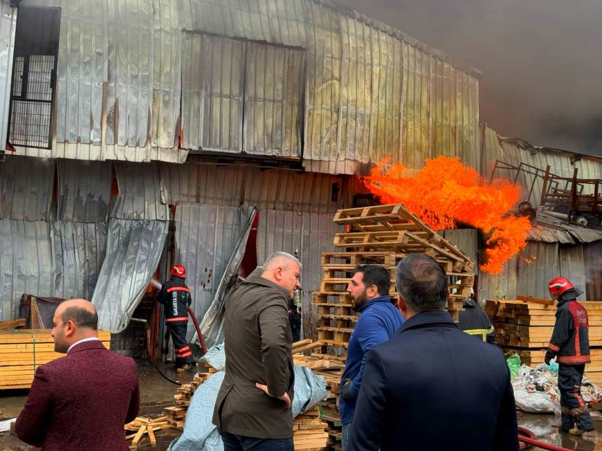 Sakarya'da mobilya imalathanesinde yangın