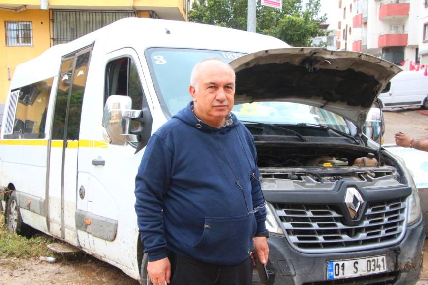 Adana'da sağanak hazırlıksız yakaladı; serviste mahsur kalan öğrencileri itfaiye kurtardı (2)