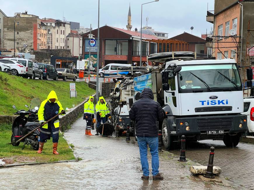 Trabzon'da sağanak; araçlar suya gömüldü