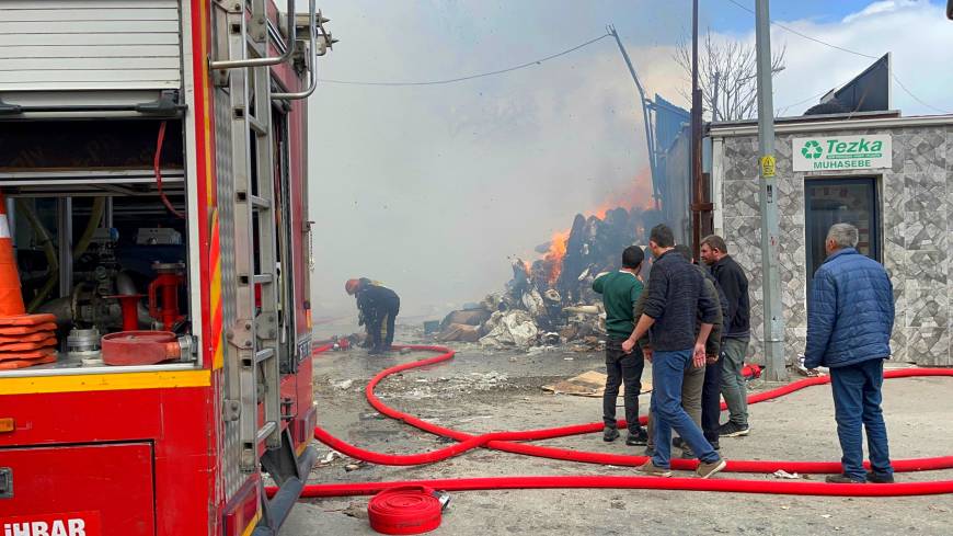 Geri dönüşüm tesisinde çıkan yangın, 1 saatte söndürüldü