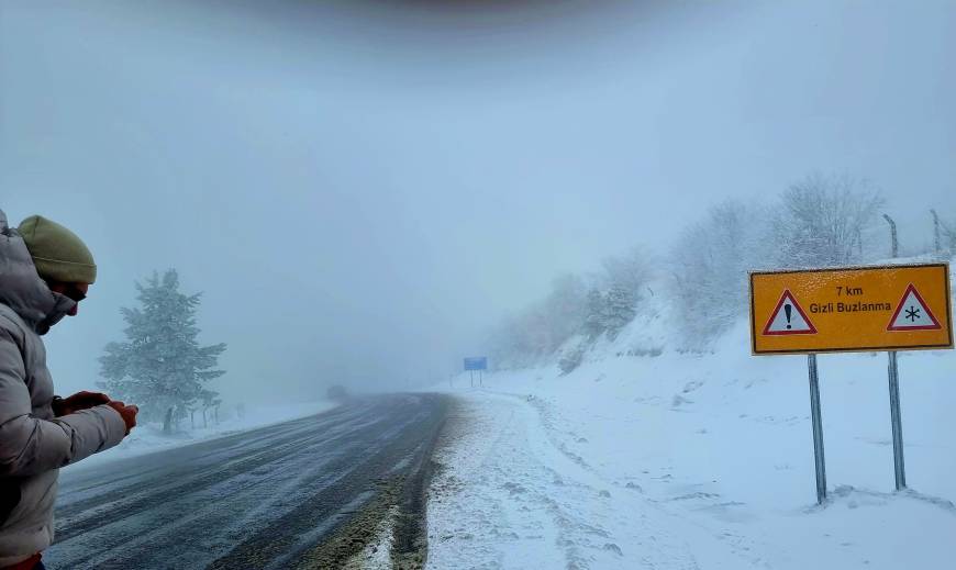 Domaniç'te kar ve buzlanma ulaşımı aksattı