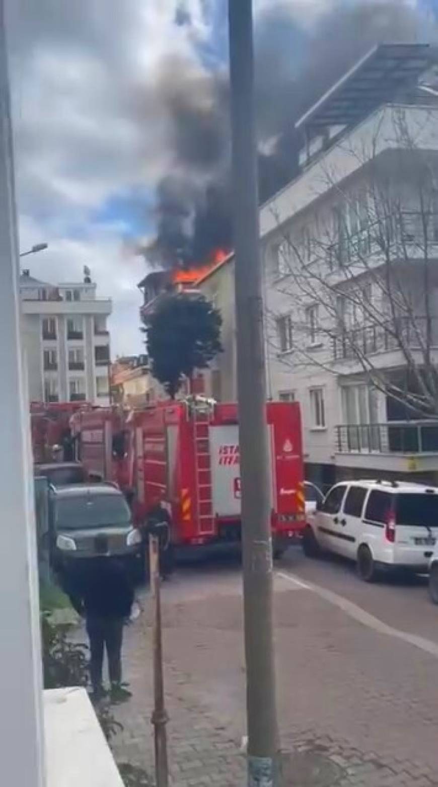 İstanbul - Avcılar'da 3 katlı binanın çatı katında yangın 