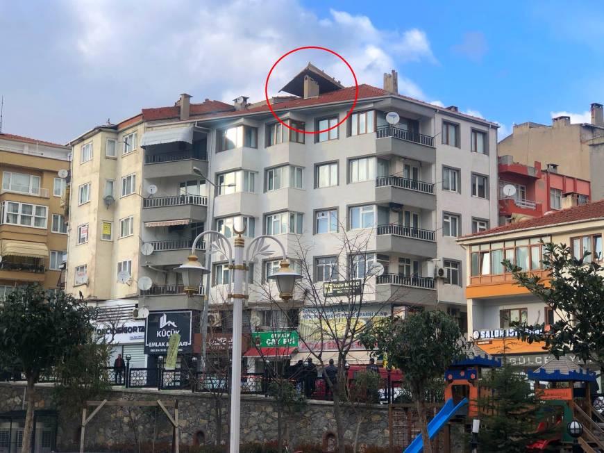 Bursa'da rüzgarla havalanan çatı, yan binanın üzerine uçtu