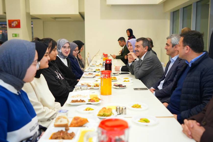 Bakan Tekin, öğrenci, öğretmen ve velilerle iftarda buluştu