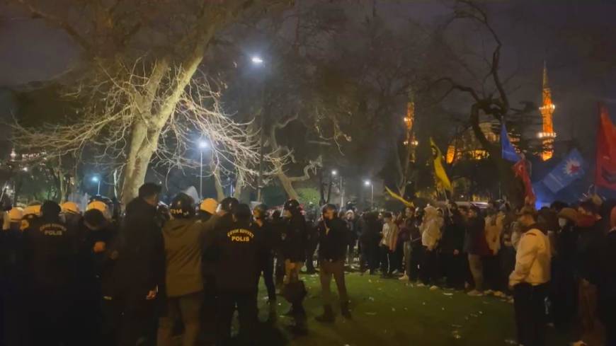 İstanbul - Saraçhane'deki kalabalık içerisinde taşkınlık çıkaranlara polis müdahalesi