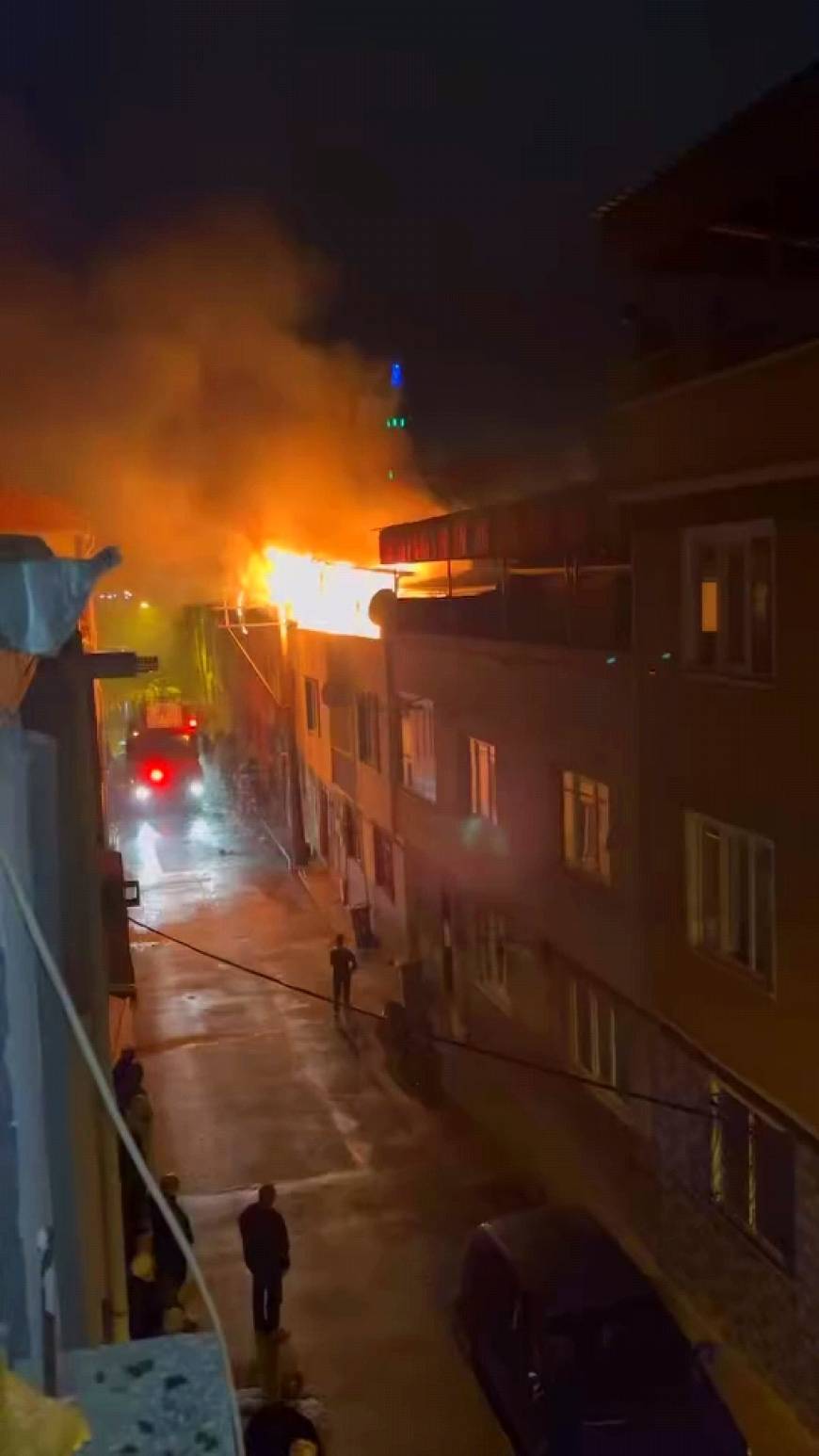 Çatı katında çıkan yangın enerji nakil hattına sıçradı ; 1 kişi dumandan etkilendi 