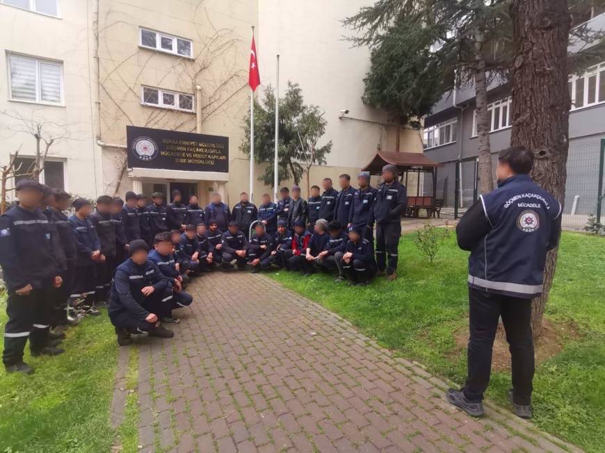 Bursa’da çoğunluğu kimliksiz ve kaçak olan göçmenlere yer temin edip çalıştırılmasına 3 gözaltı 