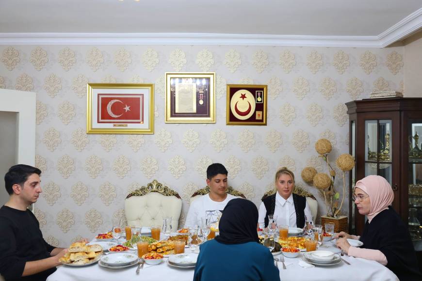 Emine Erdoğan, iftarda 15 Temmuz şehidi Sayın'ın ailesinin misafiri oldu