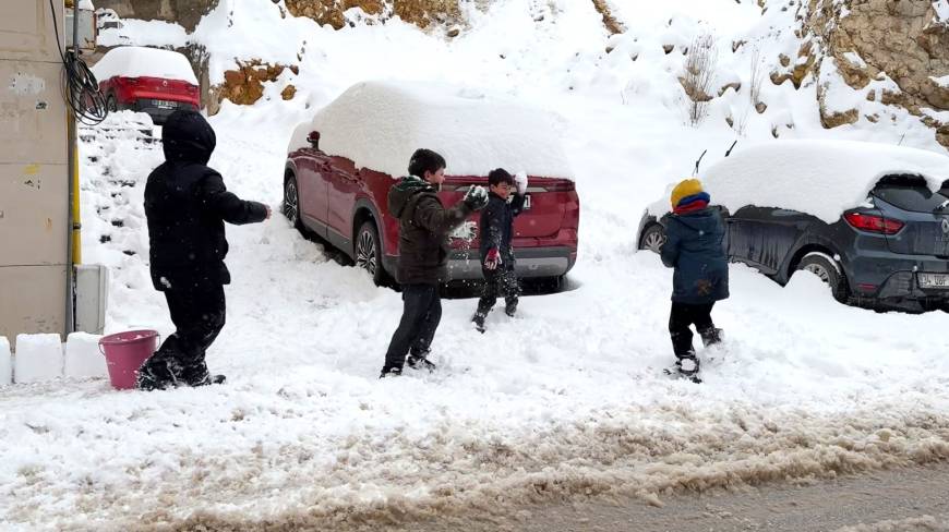 Bayburt'ta 37 köy yolu kardan kapandı