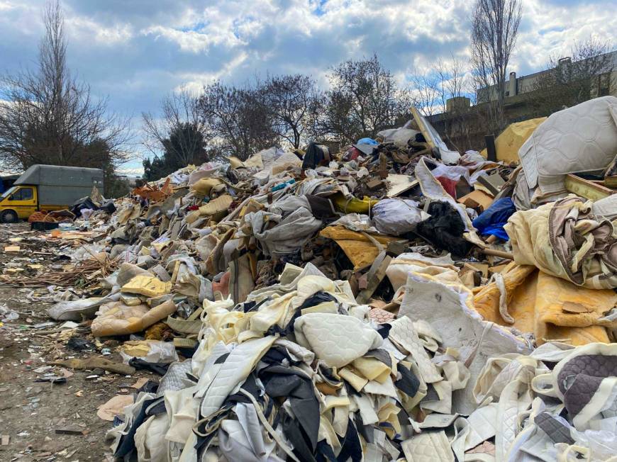 İzmir'deki sanayi sitesinde çöp yığınları oluştu; esnaf çözüm bekliyor