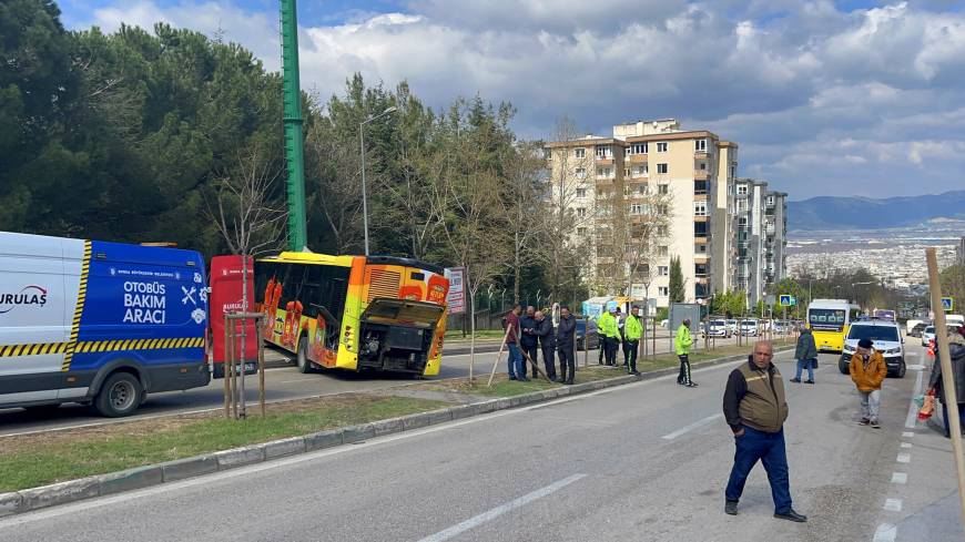 Belediye otobüsü, otomobil ve baz istasyonu direğine çarptı; 9 yaralı 