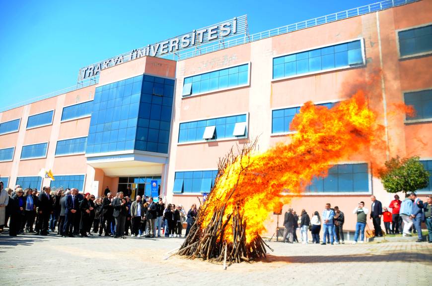 Edirne'de nevruz kutlamaları; ateş üzerinden atlayıp, yumurta tokuşturdular