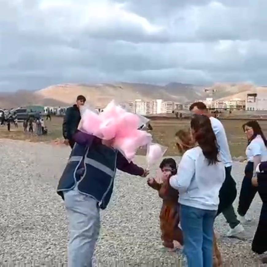 Nevruz etkinliğine katılan çocuklara, polislerden pamuk şeker