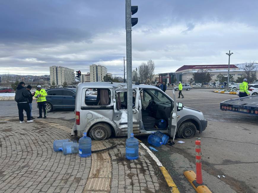 Kavşakta çarpışıp savrulan araçlar, üniversiteli Onur'u hayattan kopardı