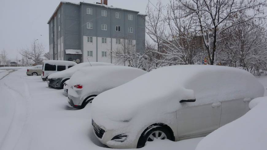 Bitlis'te 100 köy yolu kardan kapandı