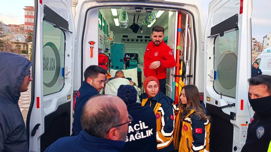 Otomobil ile ambulans çarpıştı: 3 yaralı