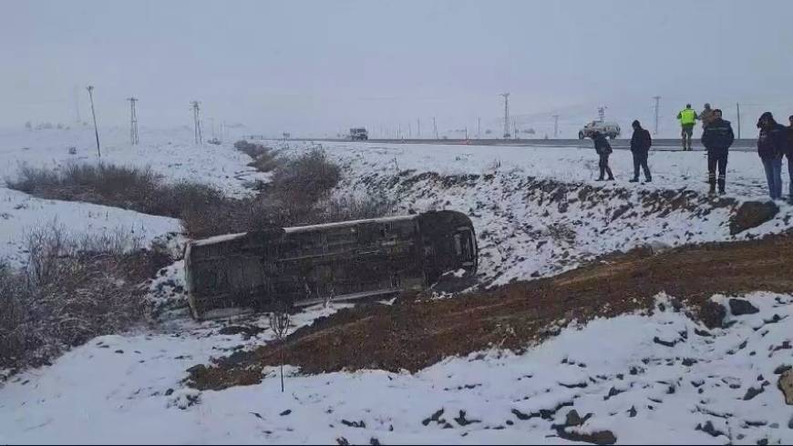 Bingöl'de işçileri taşıyan minibüs, şarampole devrildi; 9 yaralı