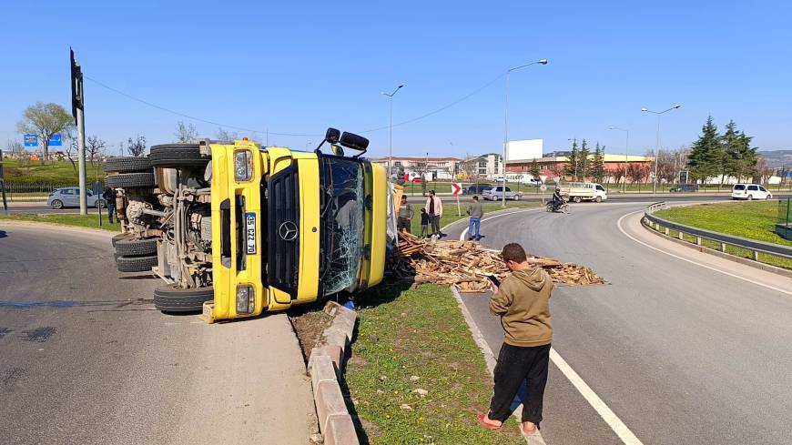 Devrilen ahşap palet yüklü kamyonun sürücüsü yaralandı