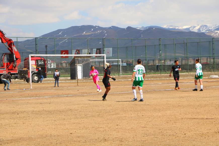 Yüksekova Kadın Futbol Takımı, final maçında Dudullu Spor'u 1-0 yenerek Süper Lig'e yükseldi