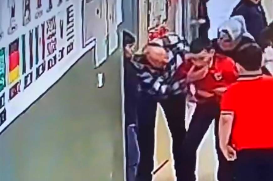 Nefes borusuna kalem parçası kaçan öğrenciyi Heimlich manevrası ile öğretmenleri kurtardı