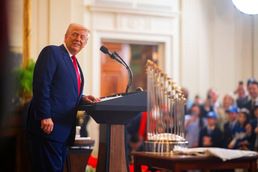 Trump, tarifeleri durdurmayı değerlendirmediklerini söyledi