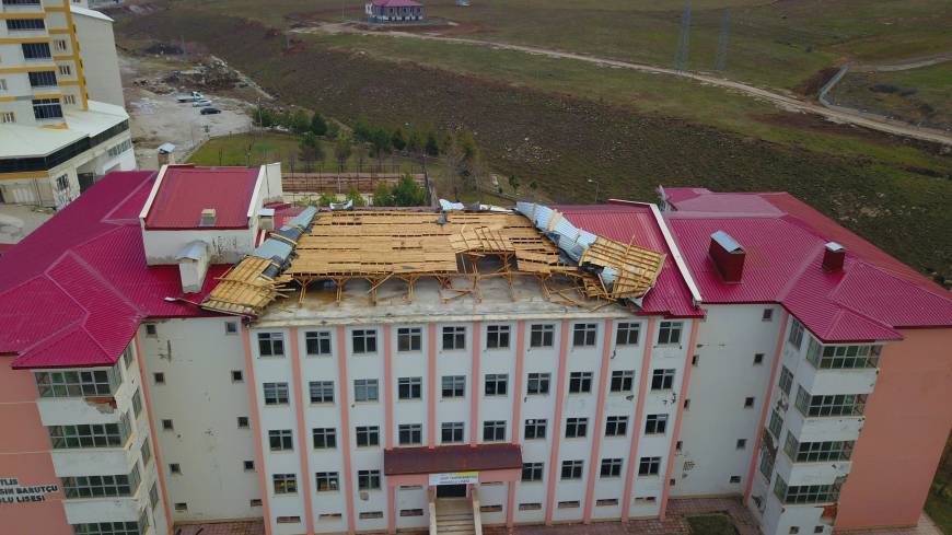 Bitlis'te fırtına okulun çatısını uçurdu
