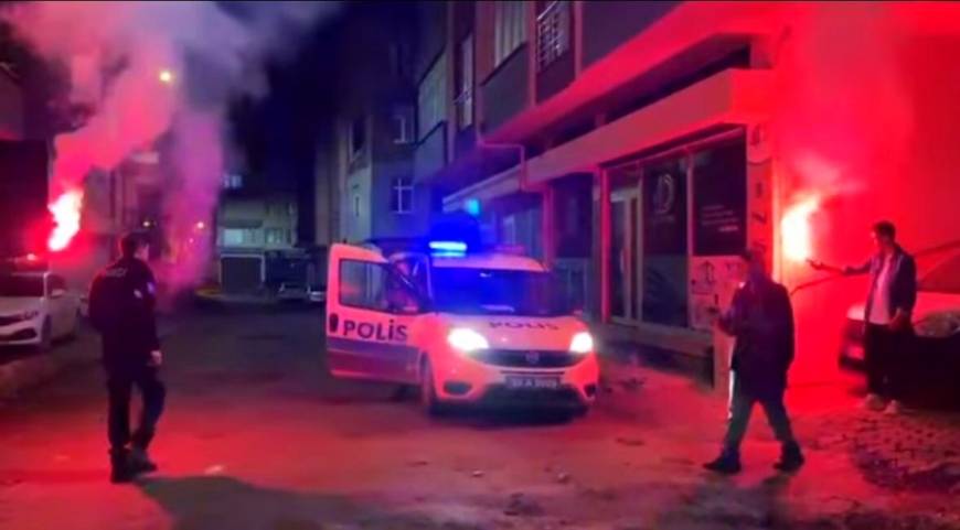 Kavga ihbarına giden polislere meşaleli ve pastalı sürpriz