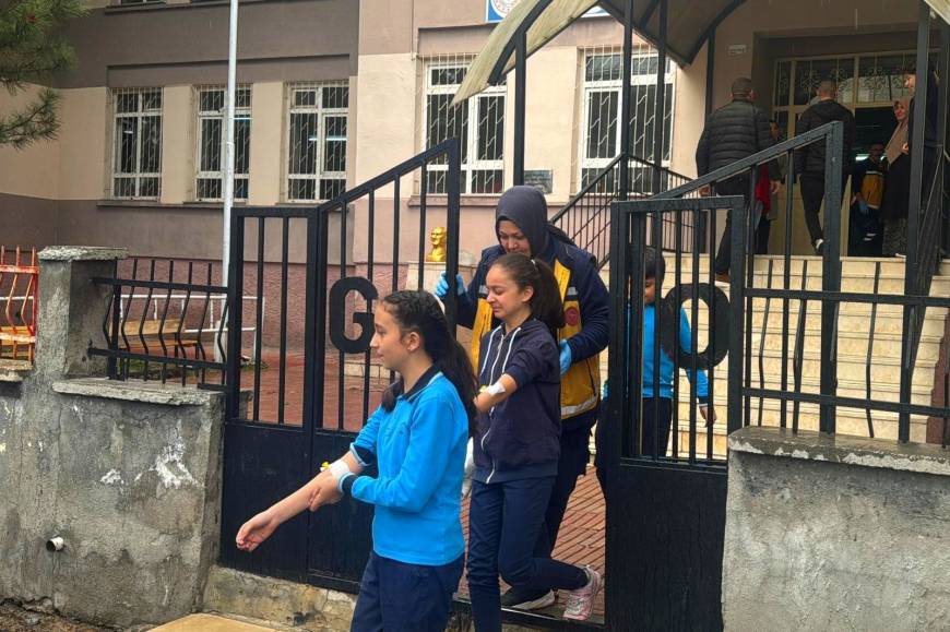 Sivas'ta 13 öğrenci gıda zehirlenmesi şüphesiyle hastaneye kaldırıldı