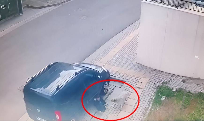 Okuldan çıkan çocuğa başıboş köpeklerin saldırısı kamerada